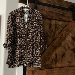 Giraffe print with gold zipper in the front two pockets in the front